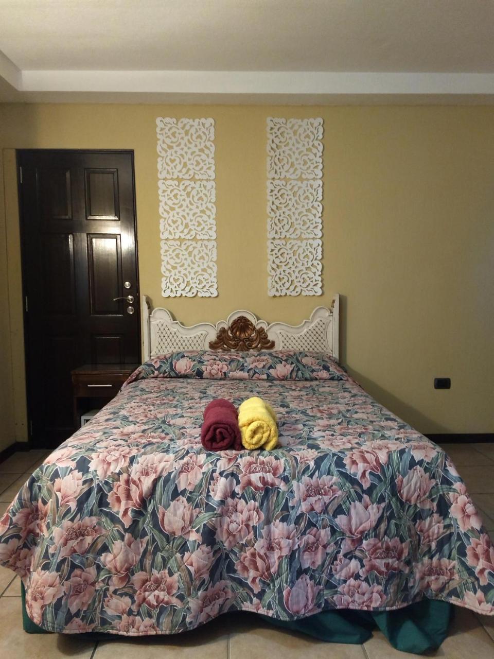Bed and Breakfast Give House Гватемала Экстерьер фото